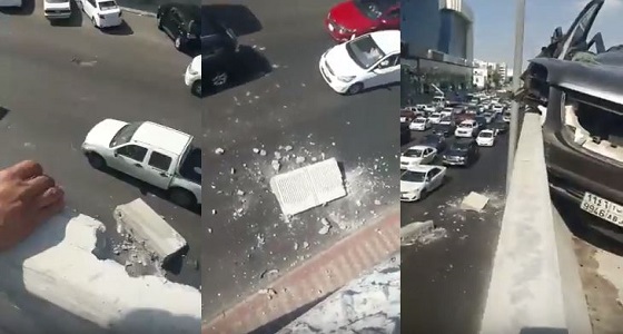 بالفيديو.. حادث مروري يتسبب في إسقاط مصدات جسر الملك فهد
