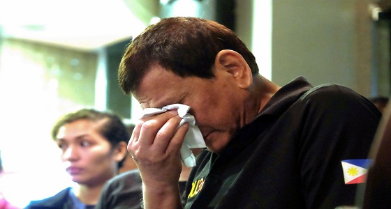 الرئيس الفلبيني يبكي على ضحايا عاصفة &#8221; تمبين &#8220;