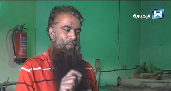 بالفيديو.. وافد هندي يكتب القرآن الكريم كاملاً بخط يده