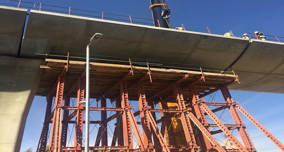 بالصور.. العمل في جسور المسار البرتقالي بالمدينة المنورة