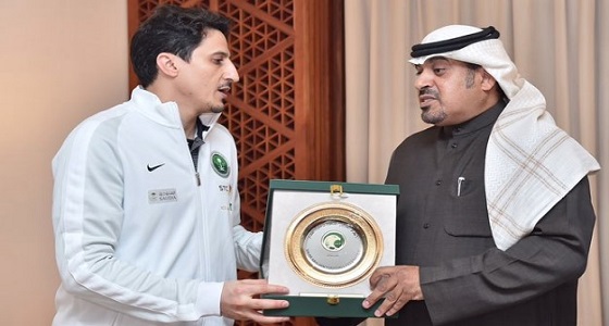 اتحاد القدم يكرم المشجع السعودي نواف الشمري