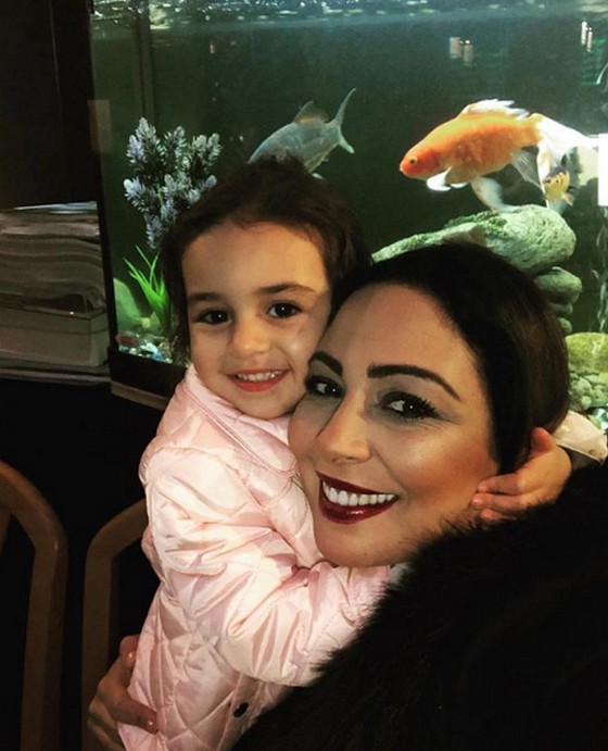 الفنانه حنان الإبراهيمي مع بنتها..