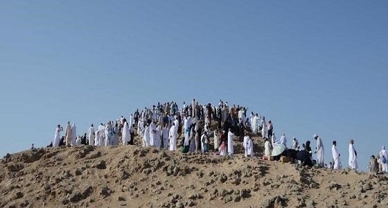 ضيوف برنامج خادم الحرمين للعمرة الملك يقفون على جبل الرماة
