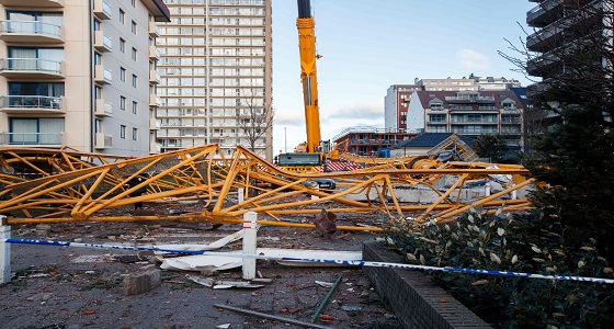 بالصور.. سقوط رافعة تستخدم في البناء ببلجيكا