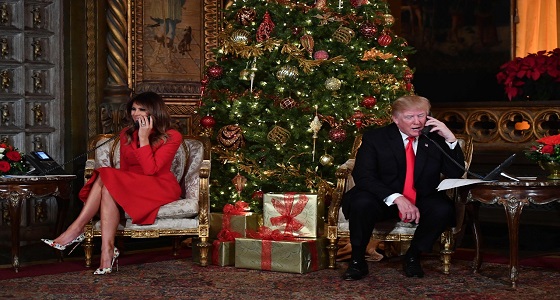 بالصور.. ترامب وميلانيا يتلقيان اتصالات من أطفال أمريكا لطلب هدايا الكريسماس