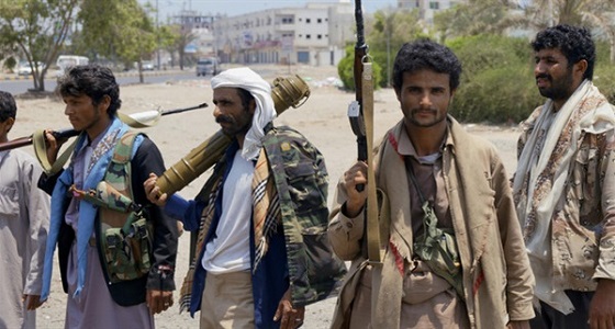 بالفيديو.. طرد ميليشيات الحوثي من المؤسسات الحكومية بصنعاء