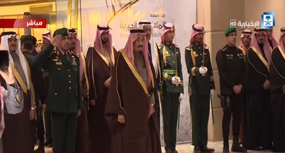 بالفيديو والصور.. &#8221; خادم الحرمين &#8221; يصل حفل الملك خالد بالرياض