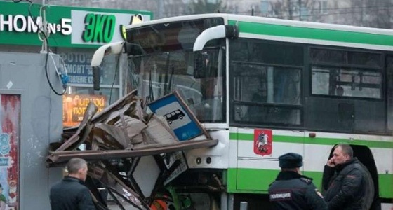 حافلة تنحرف عن طريقها وتصيب 3 أشخاص بموسكو