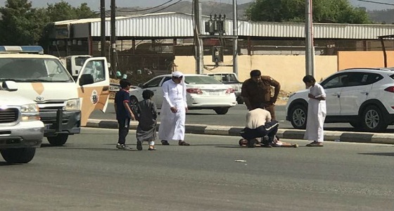 إصابة طفل في حادث دهس أثناء عبوره الطريق بالعيدابي