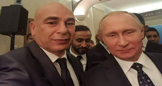 سيلفي يجمع الرئيس الروسي ونجم الكرة المصرية حسام حسن