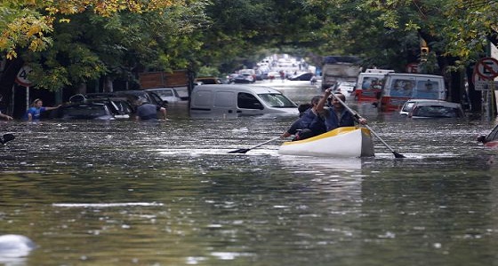 ألبانيا تتوقف عن العمل بسبب الفيضانات