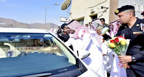 نائب أمير نجران يقدم الورود للمواطنين خلال جولته التفقدية لمركز التفتيش بشليا