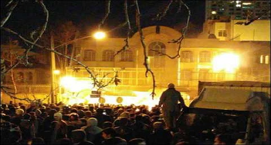 بالفيديو.. تظاهرات إيران تشتعل بحرق أكبر حسينية شمال العاصمة طهران