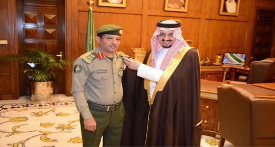 فيصل بن خالد يُقلِّد مدير جوازات عسير رتبته الجديدة