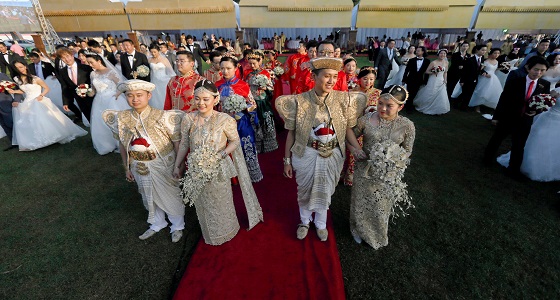 بالصور.. 50 زوجا صينيا يقيمون حفلا جماعيا في سريلانكا