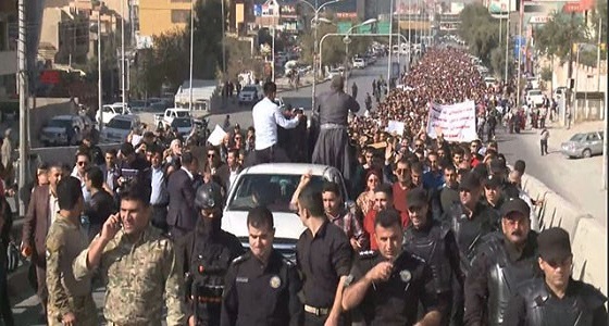 متظاهرون يحرقون مقرات حزبية وأمنية بكردستان العراق