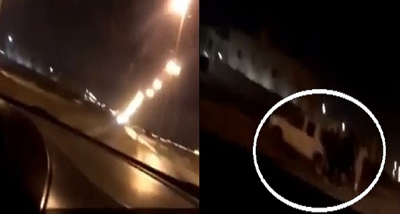 بالفيديو.. مفحط متهور يصدم شخص يقف علي الطريق