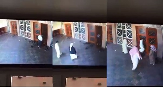 بالفيديو.. ثلاثة لصوص يحتالون على مواطن بباب المسجد