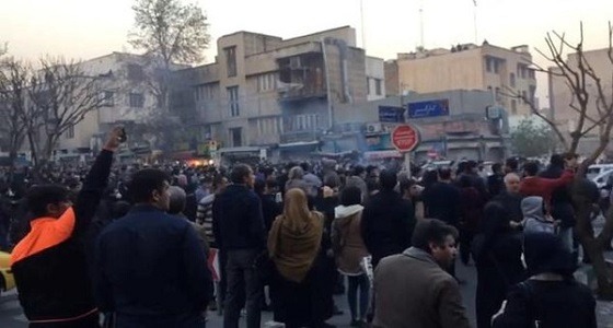 الداخلية الإيرانية تهدد بقمع الثورة.. والتلفزيون يؤكد: أجانب أطلقوا الرصاص على المتظاهرين