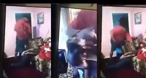 بالفيديو.. رجل يقص شعر ابنته لتحميلها &#8221; سناب شات &#8220;