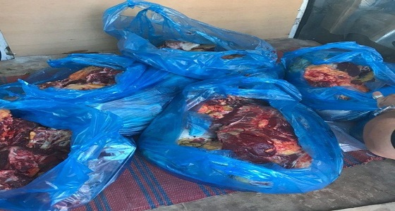 بالصور.. بلدية محايل تضبط وافدا حاول توزيع لحوم مجهولة وشقة لإعداد الأطعمة