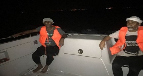 حرس الحدود ينقذ شخصان على قارب في جدة