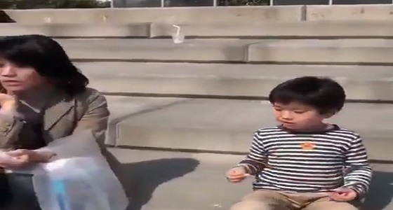 بالفيديو.. رد فعل طفل بعد خطف طائر لطعامه في لمح البصر