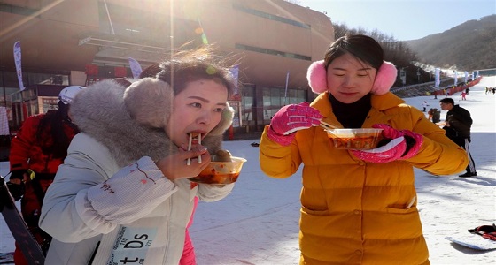 بالصور.. صينيون يعدون أكبر وليمة ساخنة لمحاربة الجو البارد