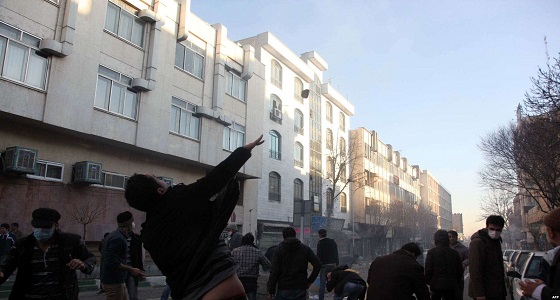 بالفيديو.. فتاة إيرانية تحتفل بالثورة في مدينة مشهد