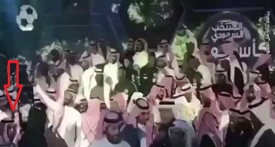 بالفيديو.. محاولة للاعتداء على تركي آل الشيخ في حفل تأهل المنتخب