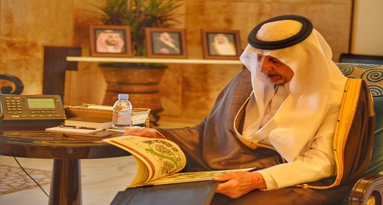 بالصور.. أمير مكة يتسلَم تقريرًا عن إنجازات جامعة الطائف