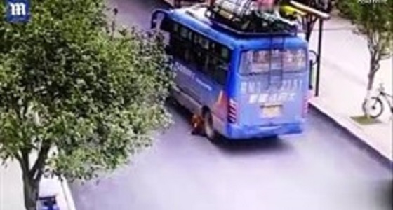 بالفيديو.. حافلة مدرسية تدهس طفل والأخير ينجو بأعجوبة