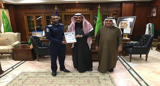 جامعة حائل تكرم رجل أمن ساهم في إخماد حريق بالمدينة الجامعية