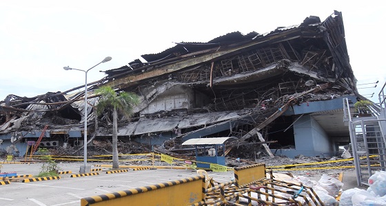 بالصور.. الفلبين تبدأ التحقيق في حريق ضخم بمركز تسوق أدت إلى مقتل 37 شخصا