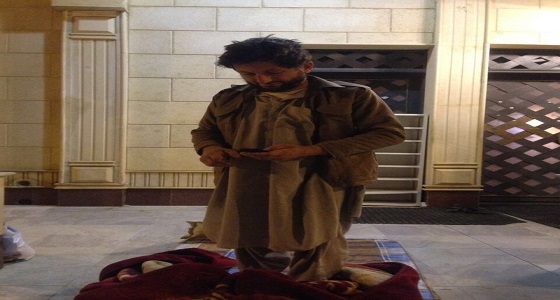 ” العمل ” تستجيب لاستغاثة عامل من البرد بالرياض