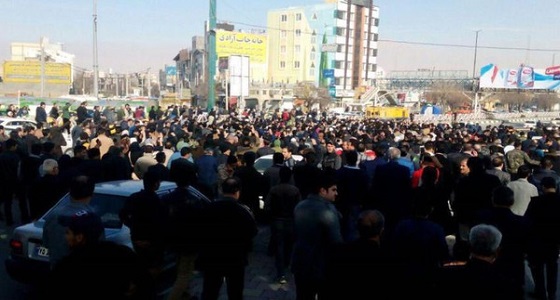 بالفيديو.. المتظاهرون يقلبون سيارة أمن بإيران