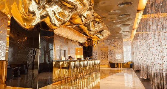 بالصور.. مطعم من الذهب يختار زبائنه في دبي