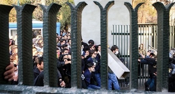 لقمع الثورة.. مشروع لفرض حظر التجوال وقطع شبكات التواصل في إيران