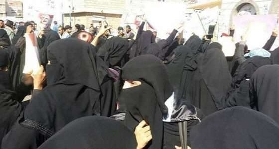 بالفيديو والصور.. مليشيات الحوثي تهاجم مئات النساء في ميدان السبعين