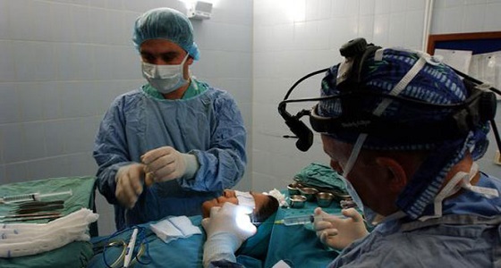 الرجال ينافسون النساء في عمليات التجميل بالمملكة