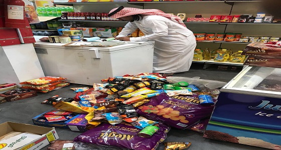 بالصور.. ” التجارة ” تضبط 803 سلع غذائية منتهية الصلاحية بالهفوف