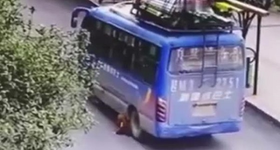 فيديو.. معجزة تنقذ طفلا صينيا من الموت دهسته حافلة