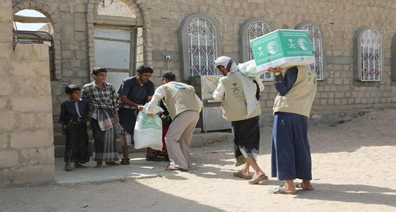 مركز الملك سلمان للإغاثة يوزع سلالاً غذائية على النازحين من صعدة