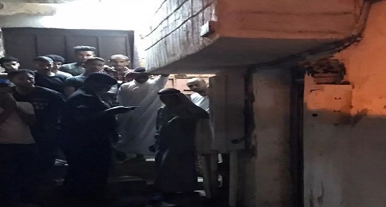 بالصور.. مصرع وإخلاء 12 شخصا بعد انهيار سقف منزل بجازان