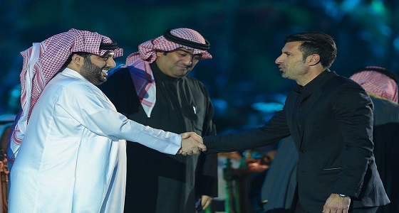 تركي آل الشيخ مع لاعبي المنتخب السابقون في صور تذكارية