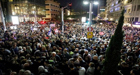 نهاية نتانياهو.. عشران الآلاف يتظاهرون ضده في إسرائيل
