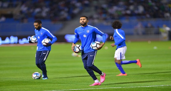 بالصور.. لاعبي الهلال يوزعون كرات تذكاريه لجماهير الفريق