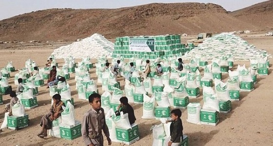 مركز الملك سلمان للإغاثة يوزع ألف سلة غذائية في بيحان وعسيلان اليمنية