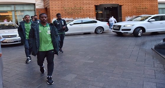 بالصور.. مغادرة لاعبي الأخضر استعدادا لمباراة عمان