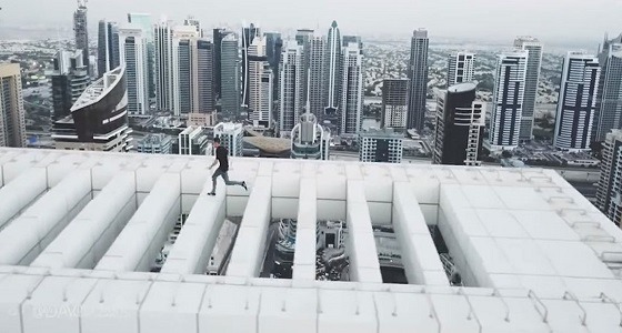 بالفيديو.. مغامر يخاطر بحياته بالقفز فوق مبني من 43 طابق